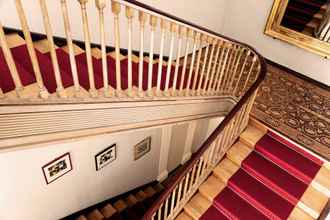 Lobby 4 Schloss Burgellern