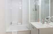 In-room Bathroom 7 Aparthotel Adagio Access Paris Clamart