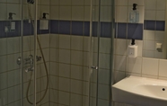 In-room Bathroom 3 Park Inn by Radisson Oslo Airport Hotel West