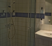 In-room Bathroom 3 Park Inn by Radisson Oslo Airport Hotel West