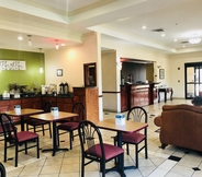 Restaurant 4 Econo Lodge Inn & Suites Beaumont