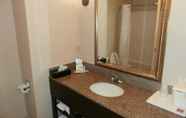 In-room Bathroom 2 Comfort Suites Savannah North I-95