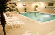 Swimming Pool 6 Comfort Inn & Suites Hampton near Coliseum