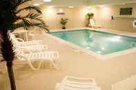 สระว่ายน้ำ Comfort Inn & Suites Hampton near Coliseum