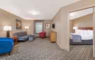 Bedroom 2 Days Inn & Suites by Wyndham Sellersburg