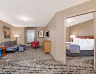 Bedroom 2 Days Inn & Suites by Wyndham Sellersburg
