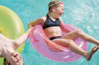 Swimming Pool Country Inn & Suites by Radisson, Newnan, GA