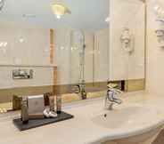 In-room Bathroom 5 Aro Palace Hotel