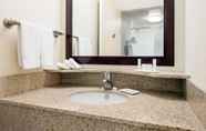 Toilet Kamar 6 SpringHill Suites by Marriott Bakersfield