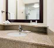 In-room Bathroom 6 SpringHill Suites by Marriott Bakersfield