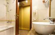 In-room Bathroom 3 Hotel Romance & Family Suites