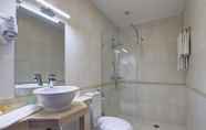 In-room Bathroom 4 Hotel Romance & Family Suites