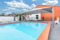 Swimming Pool Howard Johnson by Wyndham New Braunfels