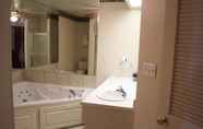 In-room Bathroom 4 Lakeside Inn & Suites