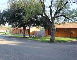 Exterior 2 Lakeside Inn & Suites