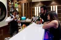 Bar, Cafe and Lounge Ramada Plaza by Wyndham JHV Varanasi