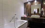 In-room Bathroom 2 Van der Valk Hotel Groningen - Zuidbroek A7