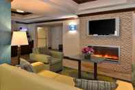Ruang Umum Holiday Inn Express Hotel & Suites River Park, an IHG Hotel