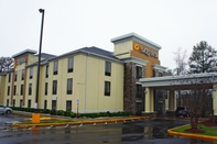 Exterior La Quinta Inn & Suites by Wyndham Covington