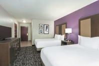 Bedroom La Quinta Inn & Suites by Wyndham Covington