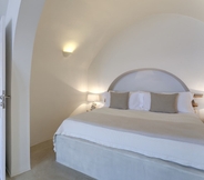 Bedroom 4 Mystique, a Luxury Collection Hotel, Santorini