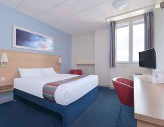 Bedroom 2 Travelodge Birmingham Central Broadway Plaza