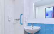 In-room Bathroom 5 Travelodge Birmingham Central Broadway Plaza