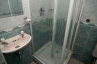 In-room Bathroom Normandie Hotel