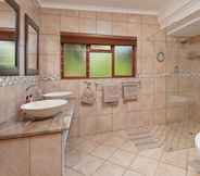 Toilet Kamar 3 18 on Kloof Bed and Breakfast