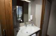 In-room Bathroom 7 Hotel Spa Attica 21 Villalba