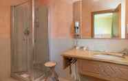 In-room Bathroom 2 Borgo Lanciano Relais Benessere