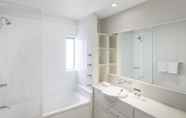 Toilet Kamar 4 Oaks Brisbane on Margaret Suites