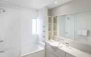 In-room Bathroom 4 Oaks Brisbane on Margaret Suites