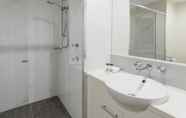 Toilet Kamar 5 Oaks Brisbane on Margaret Suites