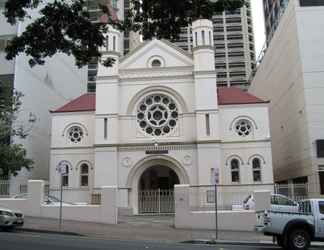 Exterior 2 Oaks Brisbane on Margaret Suites