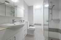 In-room Bathroom Oaks Brisbane on Felix Suites