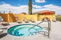 Kolam Renang La Quinta Inn & Suites by Wyndham Paso Robles