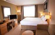 Kamar Tidur 6 Village Hotel Swansea