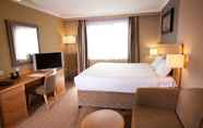 Kamar Tidur 3 Village Hotel Swansea