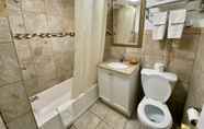 In-room Bathroom 4 Royal Inn Claremont
