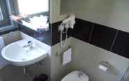 Toilet Kamar 7 Executive Business Hotel