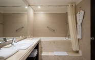 Toilet Kamar 4 Hotel Madisson Inn Luxury By Geh Suites