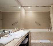 In-room Bathroom 4 Hotel Madisson Inn Luxury By Geh Suites