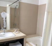 In-room Bathroom 3 Hotel Madisson Inn Luxury By Geh Suites