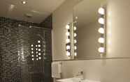 In-room Bathroom 6 Mentone Hotel