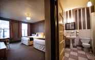 Kamar Tidur 3 The Moore Hotel