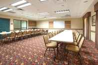 Functional Hall Country Inn & Suites by Radisson, Boise West, ID