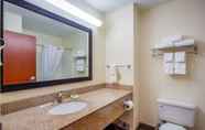In-room Bathroom 7 Best Western Nittany Inn Milroy