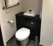 Toilet Kamar 3 Staverton Park Hotel & Golf Club