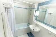 Toilet Kamar Kyriad Direct Le Bourget - Gonesse